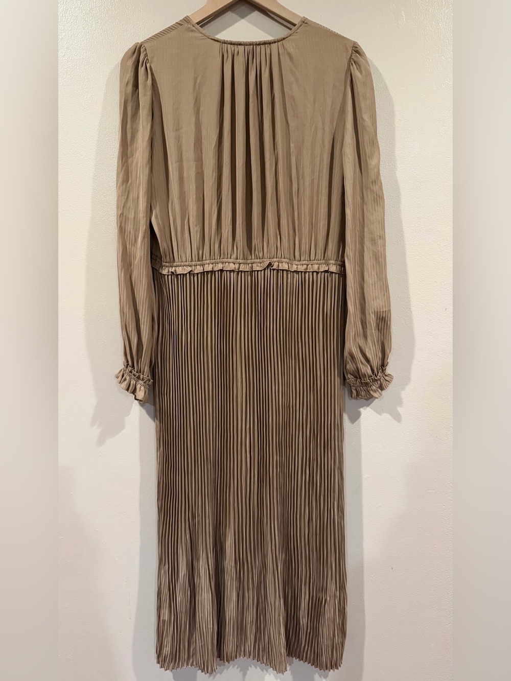 EUC Current Air Taupe Pleated V-Neck Long Sleeve Maxi Dress Size Med. Fits Large - Picture 2 of 7